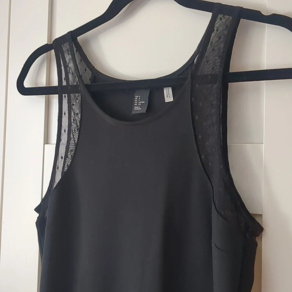 ❄️ 3/$30 H&M Black Sleeveless Skater Dress with Lace Trim - Picture 3 of 6